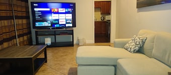 Charming House in a Beach City - Torrance CA - AC - Kitchen - Internet - Private
