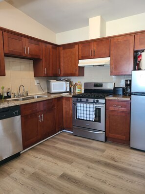 Refrigerador, microondas, horno y parrilla de estufa 