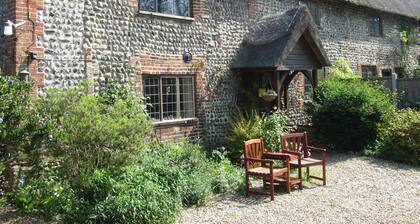 Deerewood Cottage - Set Around An Old Farmyard In A Village Location