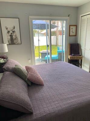 Room - Walk to the beach, 2 bed, 2 bath, pet free, allergy free home, pool and hot tub (New Smyrna Beach)