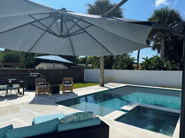 Pool - Walk to the beach, 2 bed, 2 bath, pet free, allergy free home, pool and hot tub (New Smyrna Beach)