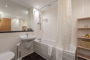 Baignoire, sèche-cheveux, serviettes fournies