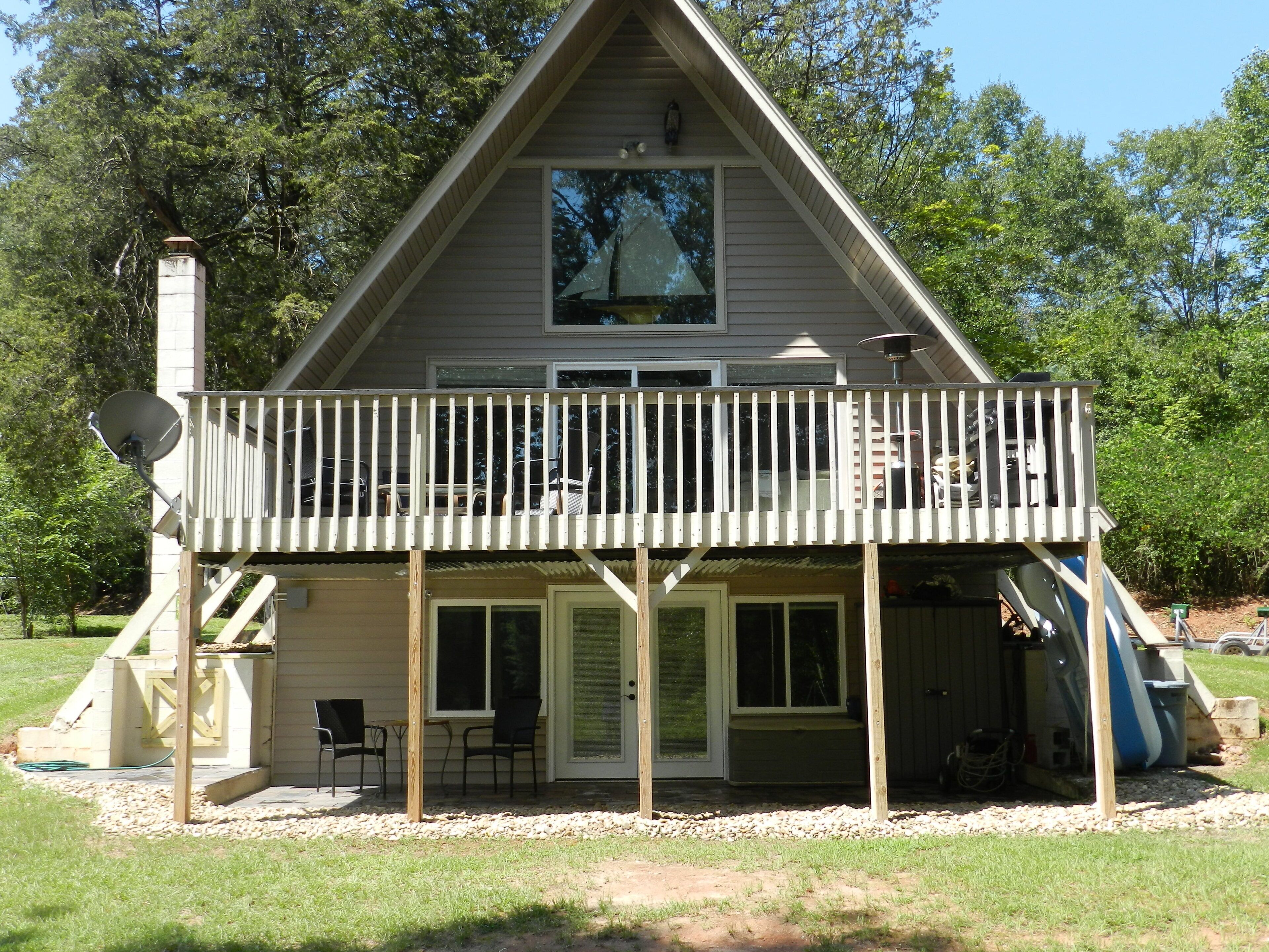 Lake Hartwell waterfront;  10 min. to Clemson;3-5 min Keowee access; +Internet 