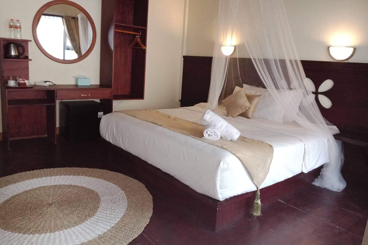 Quarto casal standard | Cofres nos quartos, escrivaninha, cortinas blackout