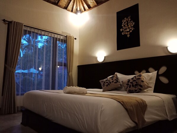 Tallelokero huoneessa, työpöytä, pimennysverhot, äänieristys