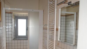 تجهيزات دش، مجففات شعر، مراحيض شطف، مناشف