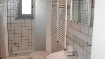 Doccia, asciugacapelli, bidet, asciugamani