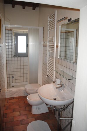 Dusche, Haartrockner, Bidet, Handtücher