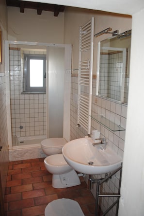 Douche, sĂšche-cheveux, bidet, serviettes fournies