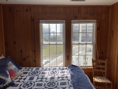 BEAUTIFUL CARROLL BEACH HOUSE UPSTAIRS UNIT