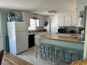 Fridge, microwave, oven, stovetop - BEAUTIFUL CARROLL BEACH HOUSE UPSTAIRS UNIT (North Myrtle Beach)