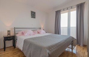 3 bedrooms, in-room safe, travel cot, free WiFi