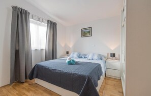 3 間睡房、房內夾萬、可攜式嬰兒床、免費 Wi-Fi