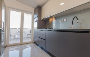 Réfrigérateur, plaque de cuisson, lave-vaisselle, cafetière/bouilloire