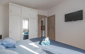 3 chambres, coffres-forts dans les chambres, lit parapluie