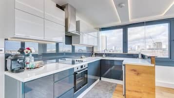 Appartement Luxe, plusieurs lits, vue ville | Cuisine partagée