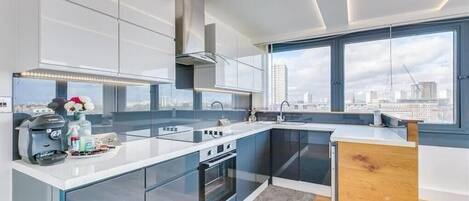 Departamento de lujo, varias camas, vista a la ciudad | Cocina compartida | Refrigerador, microondas, horno y parrilla de estufa