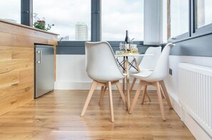 Luxury Apartment, Multiple Beds, City View | Living area - 26 Penge House (London)
