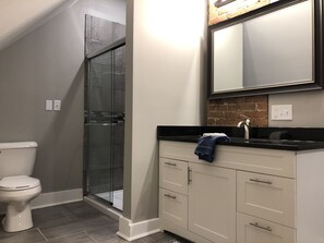 Haartrockner, Handtücher, Seife, Shampoo