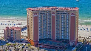 Un grand hôtel à plusieurs étages, situé en bord de mer et doté d’un parking.