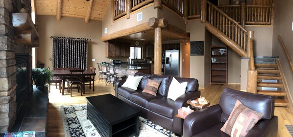 TV connectée, cheminée, lecteur de DVD, livres