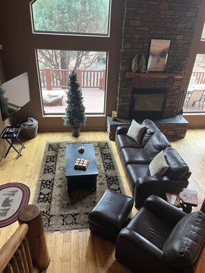 Smart-TV, peis, DVD-spiller og bøker