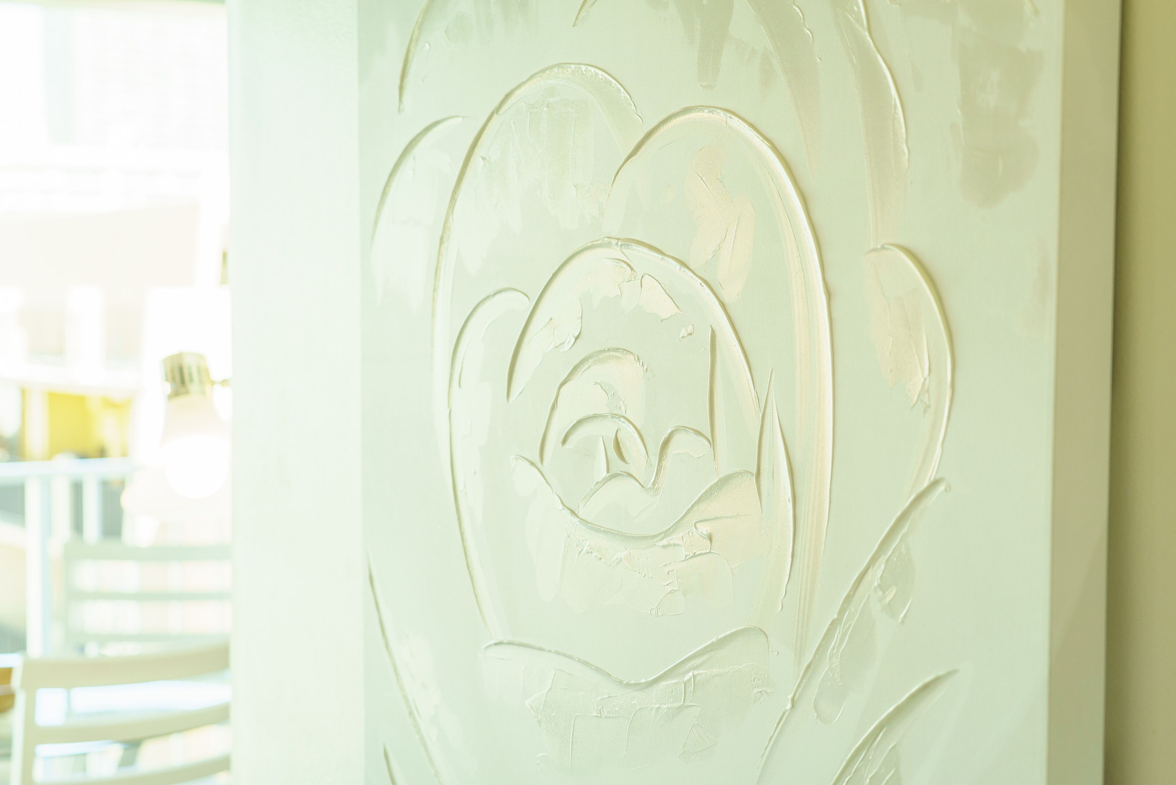Een close-up van een muur met een bloemversiering.