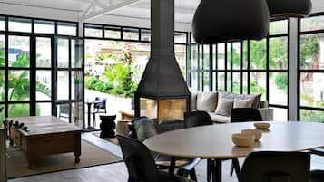 Café da manhã, almoço e jantar; culinária internacional