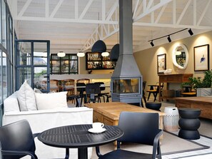 Breakfast, lunch, dinner served; international cuisine 