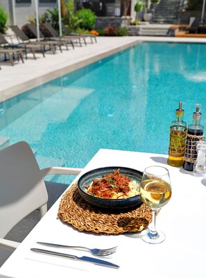 Outdoor pool, pool umbrellas, pool loungers - Dorman Suites Hotel (Bodrum)