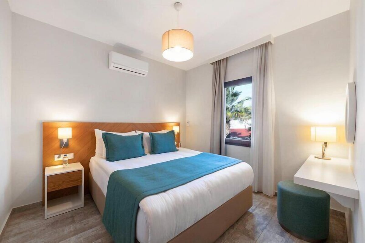 Ropa de cama de alta calidad y caja de seguridad en la habitación