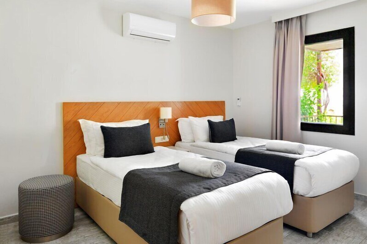Ropa de cama de alta calidad y caja de seguridad en la habitación