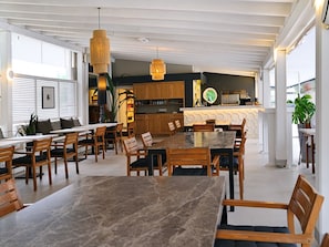 Café da manhã, almoço e jantar; culinária internacional