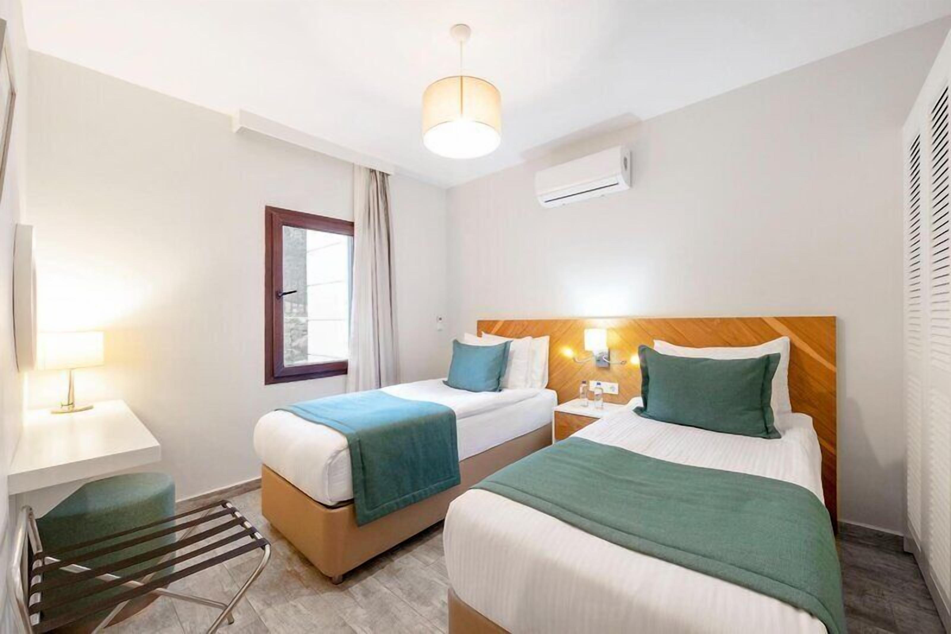 Ropa de cama de alta calidad y caja de seguridad en la habitación 