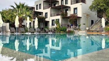 Piscina externa, guarda-sóis, espreguiçadeiras