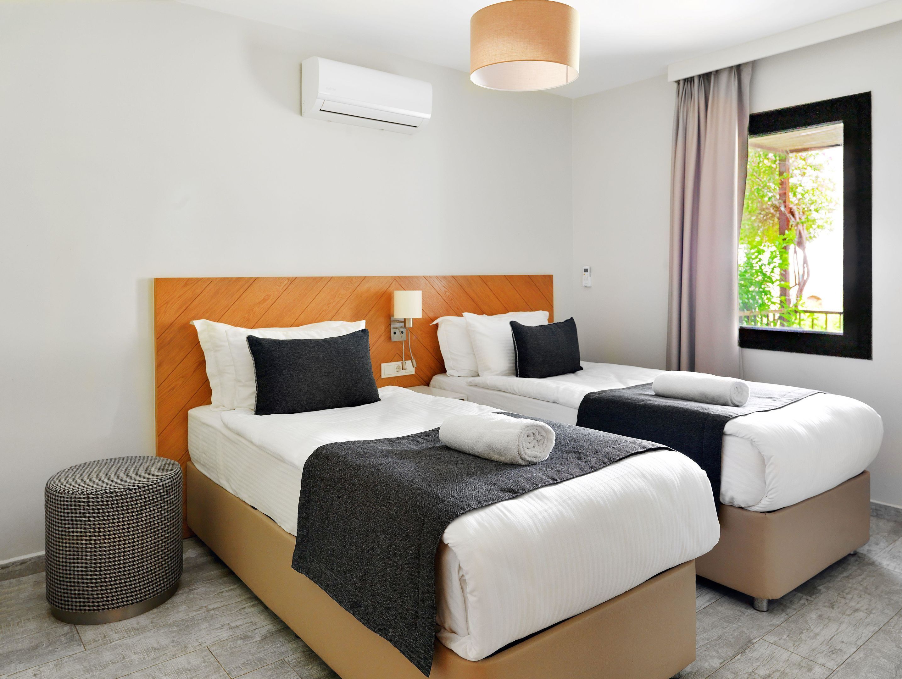 Suite Eksekutif, 2 kamar tidur, pemandangan kebun | Seprai premium, brankas, meja kerja, dan tirai kedap cahaya