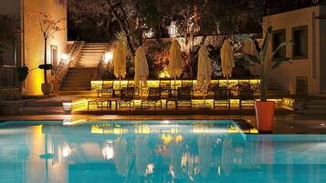 Outdoor pool, pool umbrellas, sun loungers