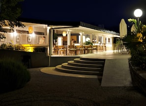 Café da manhã, almoço e jantar; culinária internacional