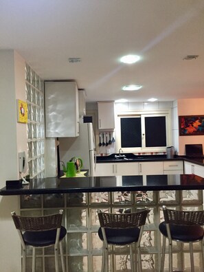 Micro-ondes, four, plaque de cuisson, bouilloire électrique