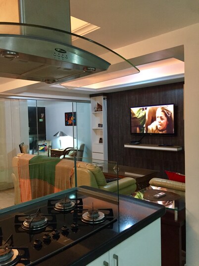 Sea view, 5 suites, 3 garages