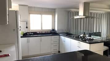 Microonde, forno, piano cottura, bollitore elettrico