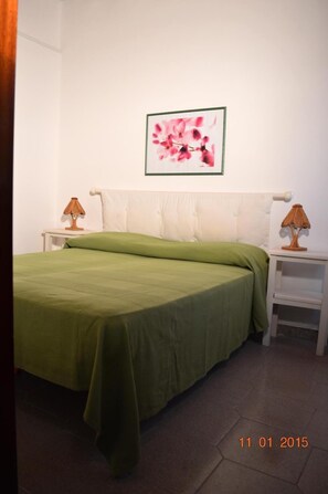 1 bedroom, bed sheets