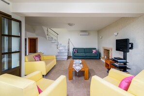 Fernseher, Kamin, DVD-Player