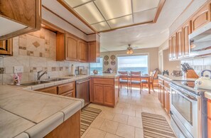 Jääkaappi, mikroaaltouuni, uuni, liesi