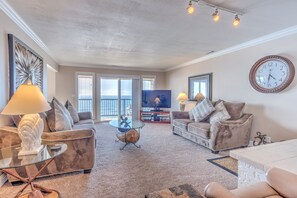 Televisio, takka, videopelejä, DVD-soitin