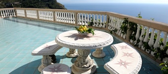 Lovely 6 Bdrm Sleeps 10, Pool, Gardens, Amazing Views emplacement idéal, magasins à proximité