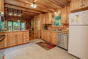 Coffee/tea maker, fridge, microwave, oven - Knotty And Nice: Seclusion, Top Amenities, Games, close to the Great Smoky Mountain National Park. (Pigeon Forge)