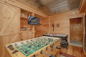 Games room - Knotty And Nice: Seclusion, Top Amenities, Games, close to the Great Smoky Mountain National Park. (Pigeon Forge)