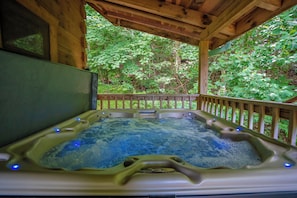 Outdoor spa tub - Knotty And Nice: Seclusion, Top Amenities, Games, close to the Great Smoky Mountain National Park. (Pigeon Forge)