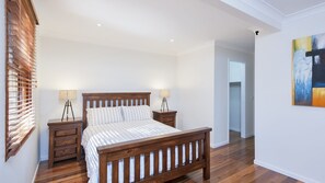 6 bedrooms, bed sheets